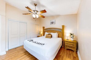 2 bedrooms, iron/ironing board, Internet, bed sheets - Contemporary beach house within walking distance to beach & central AC & WiFi (Panama City Beach)