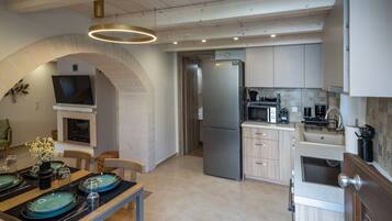 House | 2 bedrooms, desk
