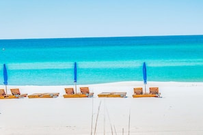 On the beach - Top-floor penthouse condo with amazing view, balcony, W/D, pools, gym, & hot tub (Panama City Beach)