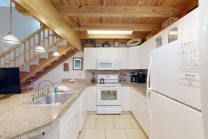 Køleskab, mikrobølgeovn, ovn, kogeplade