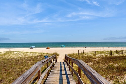 Classic Beach Condo with a Shared Pool, Loft, & Grill - Walk to the Beach