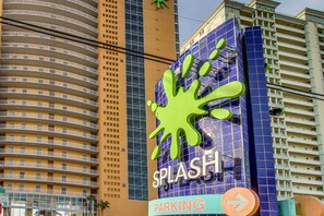 A building with a large 'Splash' sign and a parking direction sign. - Gulf-front condo with pool, hot tub, balcony, & complimentary beach service (Panama City Beach)