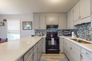 Fridge, microwave, oven, stovetop - Dog-Friendly Retreat with Private Dock & Water Views - Great for Fishing & Boating (Panama City Beach)