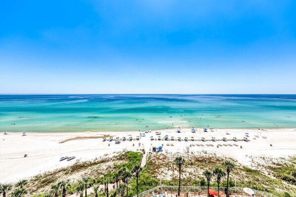 On the beach - 15th-floor Gulf-front condo with beach view, balcony, heated pool, hot tub & gym (Panama City Beach)
