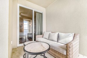 TV, offices - 15th-floor Gulf-front condo with beach view, balcony, heated pool, hot tub & gym (Panama City Beach)