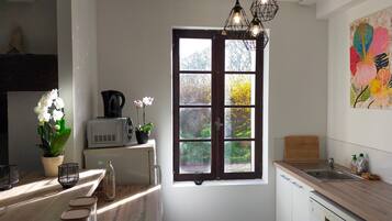 Réfrigérateur, micro-ondes, four, plaque de cuisson