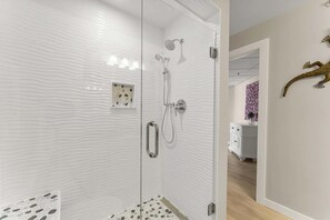 Shower, hair dryer, towels - Condo near the water with pool, tennis, balcony, grill, washer/dryer, & AC (Panama City Beach)