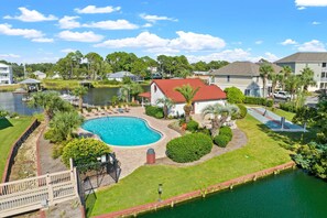 Pool - Condo near the water with pool, tennis, balcony, grill, washer/dryer, & AC (Panama City Beach)