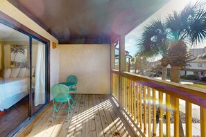 Terrace/patio - Dog-friendly resort condo with pools, hot tub, tennis, basketball, fitness room (Panama City Beach)