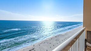 Ein Balkon mit Blick auf Strand und Meer.