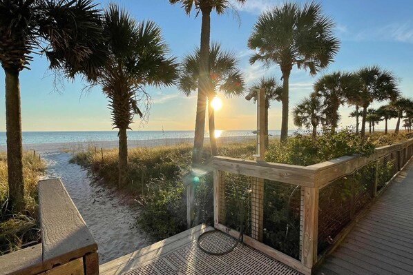 On the beach - Beachfront Townhouse w/ Modern Upgrades Shared Pool, Fast WiFi, Outdoor Shower (Panama City Beach)