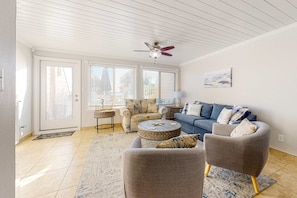 TV, offices - Beachfront Townhouse w/ Modern Upgrades Shared Pool, Fast WiFi, Outdoor Shower (Panama City Beach)