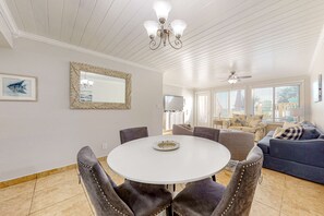 Dining - Beachfront Townhouse w/ Modern Upgrades Shared Pool, Fast WiFi, Outdoor Shower (Panama City Beach)