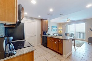 Refrigerador, microondas, horno, placa de cocina