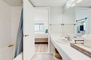 Shower, towels - Nautical condo w/ panoramic view, onsite tennis courts & beach access! (Panama City Beach)