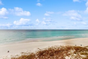 On the beach - Nautical condo w/ panoramic view, onsite tennis courts & beach access! (Panama City Beach)