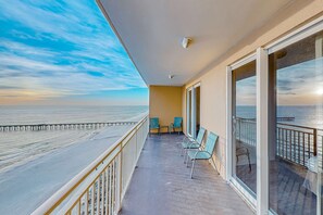 Property grounds - 14th-floor oceanfront condo with Gulf views, outdoor pool, balcony, W/D, & AC (Panama City Beach)