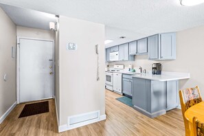 Fridge, microwave, oven, stovetop - Beautiful Pinnacle Port condo with pools & basketball court right next to beach (Panama City Beach)