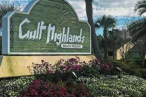 Schild für das Gulf Highlands Beach Resort, mit freier Sicht auf den Namen des Resorts und das Jahr 1997.