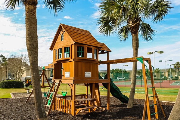 Children’s area - Dog-friendly townhome with beach access, pool, tennis, gym, W/D, & central AC (Panama City Beach)