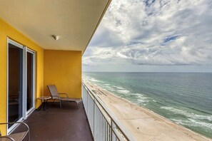 Property grounds - Beach getaway steps from the beach with pool & gym (Panama City Beach)
