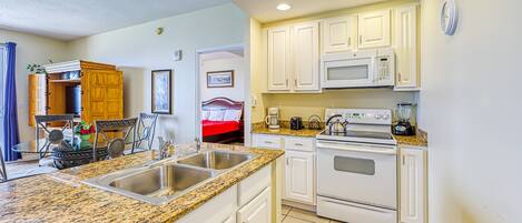 Jääkaappi, mikroaaltouuni, uuni, liesi