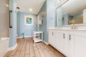 Shower, hair dryer, towels - Beachfront Paradise, huge balcony, panoramic Gulf views, pool & fitness room (Panama City Beach)