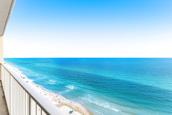 On the beach - Picturesque 18th-floor gulf-front condo w/ pools, hot tubs & beach service (Panama City Beach)