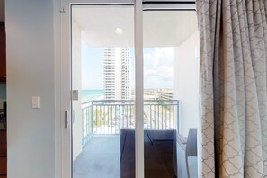 TV, offices - 7th-floor resort studio with partial Gulf views, outdoor pool, gym & hot tub (Panama City Beach)