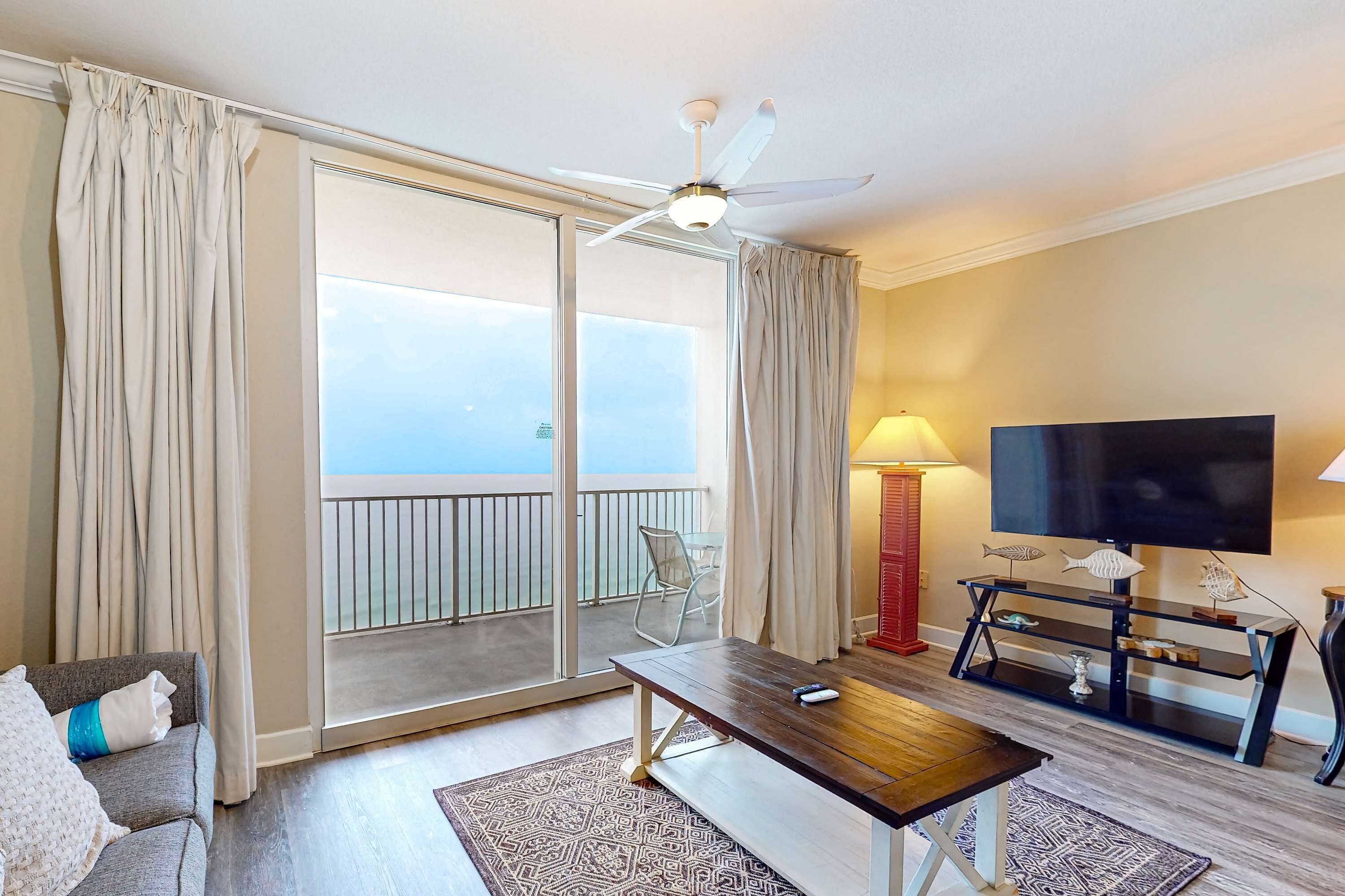 Televisión, reproductor de DVD y oficina 