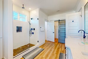 Shower, hair dryer, towels - Gorgeous family home, plenty of space, family-friendly & close to everything (Pensacola)