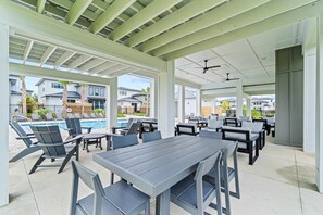 Outdoor dining - Gorgeous family home, plenty of space, family-friendly & close to everything (Pensacola)