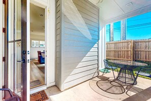 Outdoor dining - Gorgeous family home, plenty of space, family-friendly & close to everything (Pensacola)