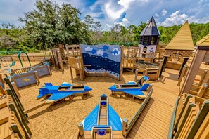 Children’s area - Splendid home near the canal with firepit, patio, grill, enclosed yard, W/D, AC (Perdido Key)