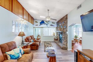 TV, fireplace, offices - Splendid home near the canal with firepit, patio, grill, enclosed yard, W/D, AC (Perdido Key)