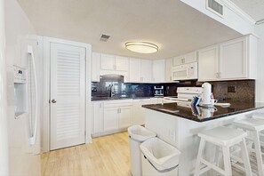 Fridge, microwave, oven, stovetop - Beachfront condo with pool & tennis courts - quick drive to dining (Fort Walton Beach)