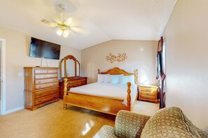 3 bedrooms, WiFi, bed sheets - Inviting  dog-friendly home with pool, hot tub, enclosed yard, & W/D (Perdido Key)