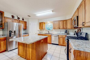 Fridge, microwave, oven, stovetop - Inviting  dog-friendly home with pool, hot tub, enclosed yard, & W/D (Perdido Key)