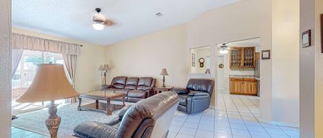 Télévision, cheminée, espaces bureaux