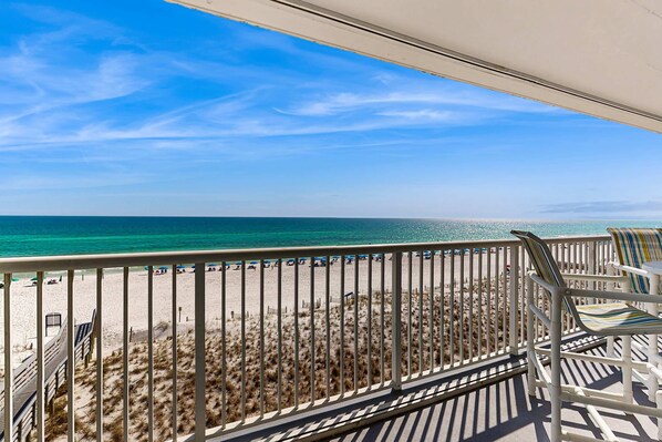 Property grounds - Beachfront condo with pool, huge balcony, W&D & central AC - drive to dining (Fort Walton Beach)