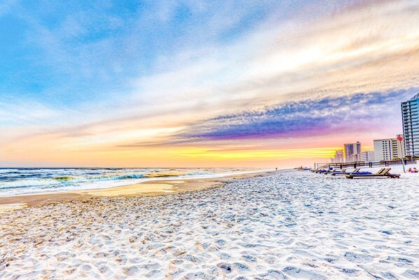 On the beach - Gorgeous Oceanfront condo with washer/dryer, Gulf-front balcony & pool/hot tub (Perdido Key)