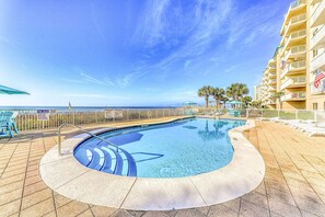 Pool - Gorgeous Oceanfront condo with washer/dryer, Gulf-front balcony & pool/hot tub (Perdido Key)
