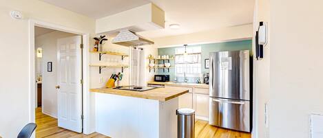 Frigorífico, microondas, horno y placa de cocina