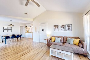 TV, offices - Updated home near the beach with patio, AC, & private W/D (Panama City)