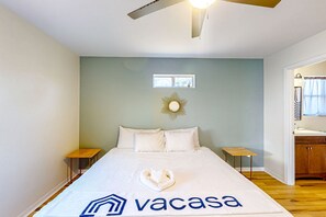2 bedrooms, WiFi, bed sheets - Updated home near the beach with patio, AC, & private W/D (Panama City)
