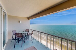 Outdoor dining - Spacious getaway on the Gulf of Mexico with balcony & beach access (Panama City Beach)
