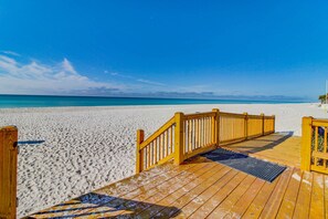 On the beach - Charming oceanfront condo with open layout, balcony, pool, hot tub, & gym (Panama City Beach)