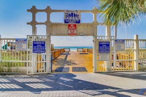 Property grounds - Charming oceanfront condo with open layout, balcony, pool, hot tub, & gym (Panama City Beach)