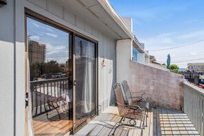 Property grounds - Cozy condo with private patio, near beach & dining (Panama City Beach)