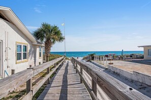 Beach nearby - Cozy condo with private patio, near beach & dining (Panama City Beach)